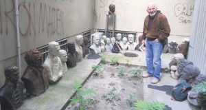 Хирург који ваја и поклања бисте градовима